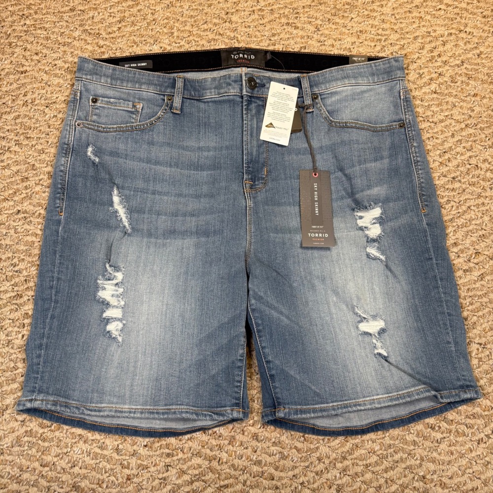 NWT Torrid Premium Sky High Skinny Distressed Denim Shorts Womens 22 Medium Wash